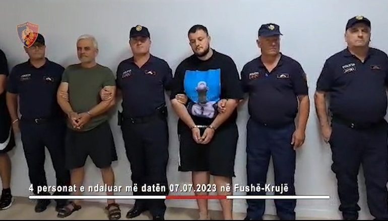 DHUNA BARBARE PËR GUROREN/ Momenti i shoqërimit në polici të 4 personave në lidhje me fisin Rraja