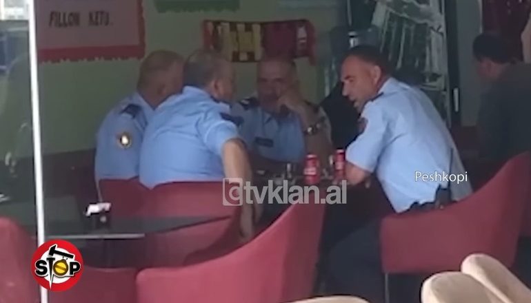E PËSOJNË KEQ/ U fotografuan duke konsumuar birra në lokal, pezullohen nga detyra 4 policë në Dibër