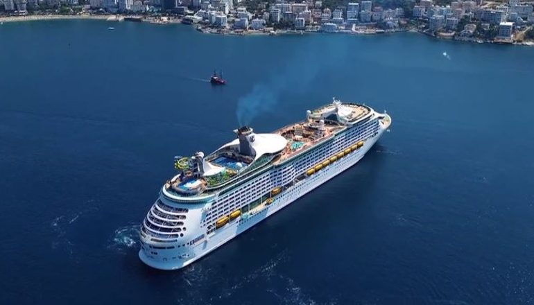 VIDEOLAJM/ Mbërrin për herë të parë në brigjet e Sarandës kroçerja luksoze ‘Explorer of the Seas Cruise’