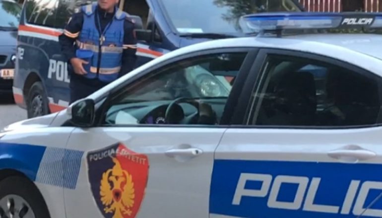 QARKULLONTE ME PISTOLETË DHE NË GJENDJE TË DEHUR/ Arrestohet i moshuari në Lushnje