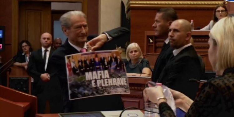 NIS ME TENSIONE SEANCA E KUVENDIT/ Berisha shfaqet me banderolën ‘Mafia e Plehrave’