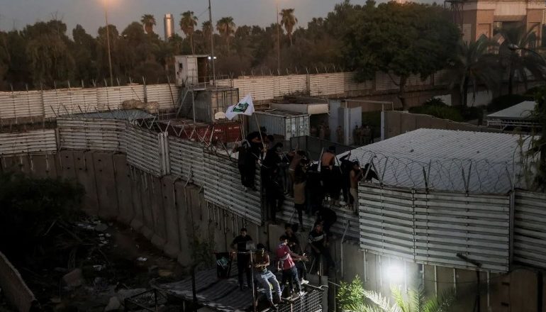 TË REVOLTUAR PËR DJEGIEN E KURANIT/ Protestuesit irakianë sulmojnë ambasadën suedeze në Bagdad