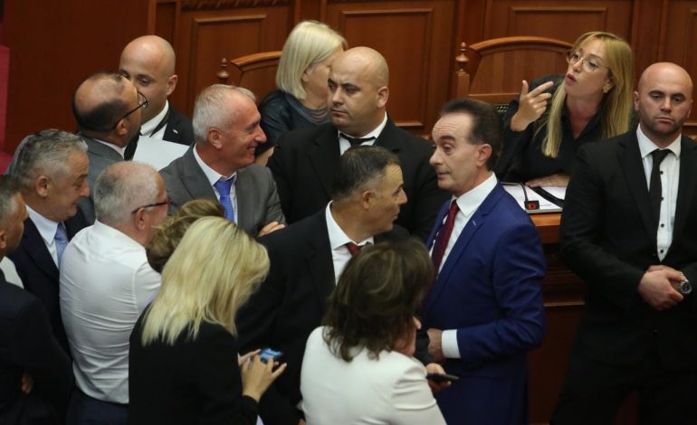 FOTOLAJM/ Krifca përplaset me Korreshin, garda i hyn në mes