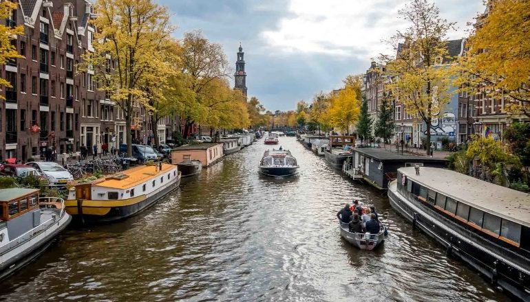 AMSTERDAMI MERR MASA PËR TË FRENUAR TURIZMIN DHE NDOTJEN/ Ndalon anijet e lundrimit për vizitorët e huaj