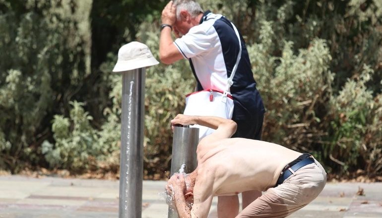 “ÇFARË VAPE”/ Qytetarët e Tiranës gjejnë ‘shpëtim’ në çezmat e sheshit