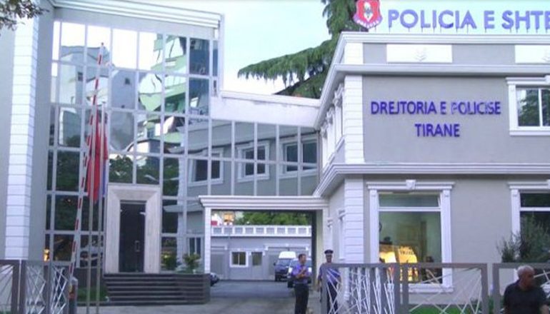 U PREMTONTE KARTA TË KLONUARA BANKARE/ Arrestohet 23 vjeçari në Tiranë akuzohet se mashtroi online 100 shqiptarë dhe shtetas të BE-së