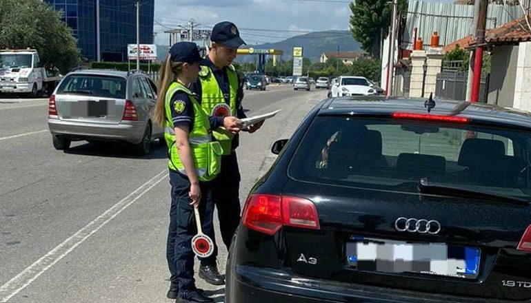 POLICIA RRUGORE KONTROLLE NË AKSET KRYESORE NË ELBASAN/ Në pranga një drejtues mjeti dhe nën hetim 3 të tjerë! Gjobiten 1757 shoferë