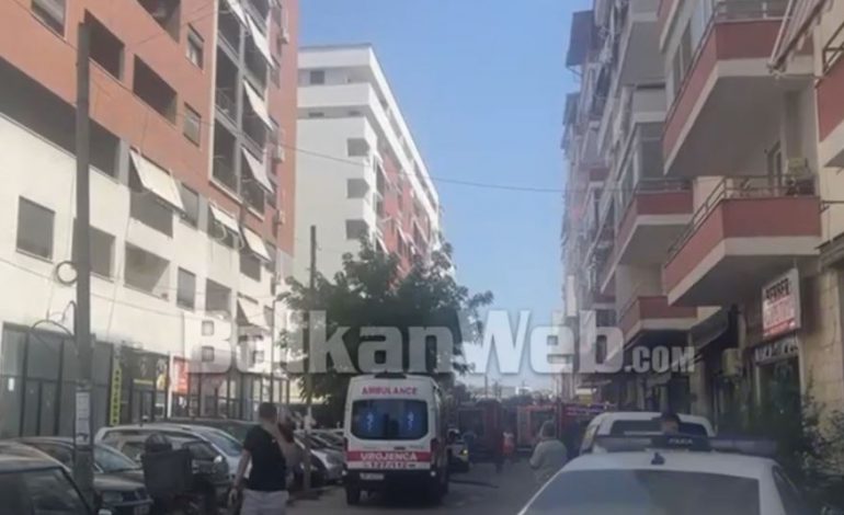 DETAJET/ Zjarri në garazhin e pallatit në Tiranë dyshohet i qëllimshëm, digjen disa mjete…