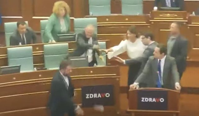 SHERRI NË KUVEND/ Reagon deputeti i PDK, Lushtaku: Ja pse i hodha ujë Albin Kurtit