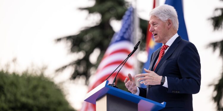 REAGIMI/ Clinton: S’do ta harroj kurrë vizitën, nder që punova për të forcuar lidhjet SHBA-Shqipëri