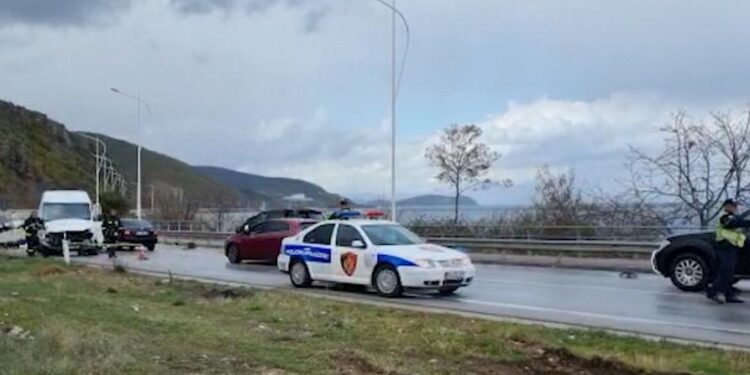 AKSIDENT NË AKSIN VLORË-ORIKUM/ Makina përplaset me bordurën, 1 i plagosur