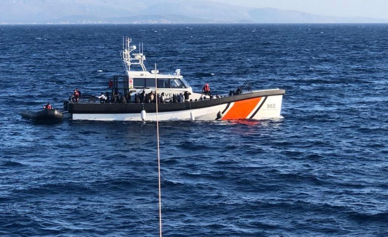 RREZIKUAN MBYTJEN/ Anija shqiptare ‘Butrinti’ shpëton 55 emigrantë në detin Egje