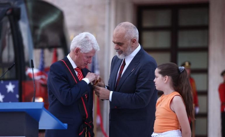 “GËZUAR 4 KORRIKUN”/ Rama uron pavarësinë e SHBA me fotot nga ceremonia e pritjes së Bill Clinton