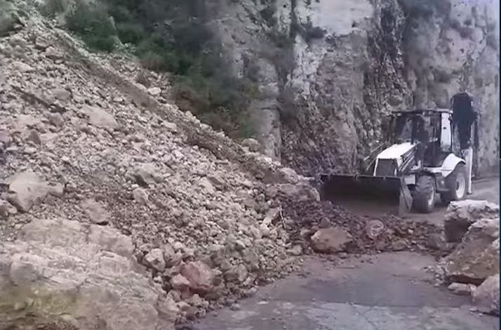 RRËSHQET DHEU/ Bllokohet rruga Krujë-Qafë Shtamë