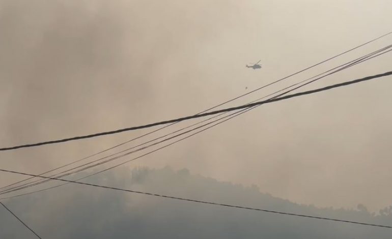 FLAKA DHE TYMI “PUSHTOJNË” FSHATRAT E FIERIT/ Helikopteri ‘Cuagar’ i bashkohet forcave zjarrfikëse për shuarjen e vatrave
