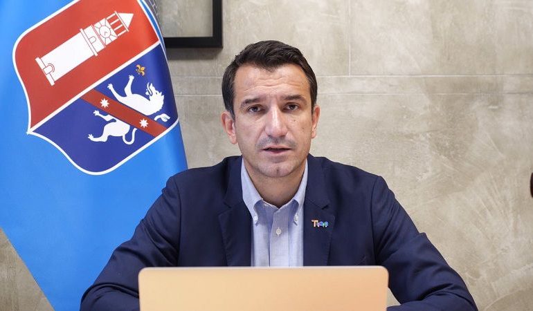 PARALAJMËRUAN REDUKTIMIN E AUTOBUSËVE/ Veliaj i përgjigjet shoqatës: Kush nuk del sot në punë, do të humbasë licencën