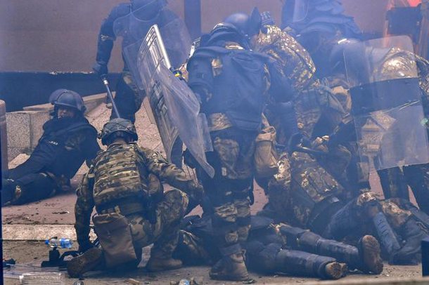 U PLAGOS GJATË PROTESTAVE NË VERI TË KOSOVËS/ Ushtarit të KFOR i pritet këmba