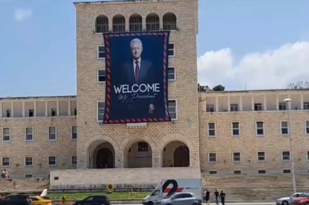 PAMJET/ Tirana ‘vishet’ me flamurin e SHBA për mikpritjen e Bill Clinton: Welcome Mr.President