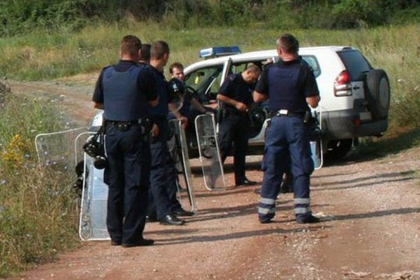 NUK KA QETËSI PËR VERIUN E KOSOVËS/ Policia në Zveçan ndalon ambulancën serbe