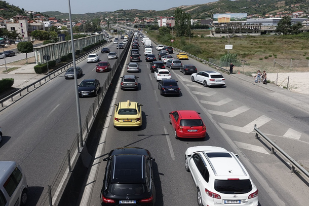 PLAZH NË DURRËS, POR AUTOSTRADA TOTALISHT E BLLOKUAR/ Trafiku kilometrik ‘paralizon’ qarkullimin