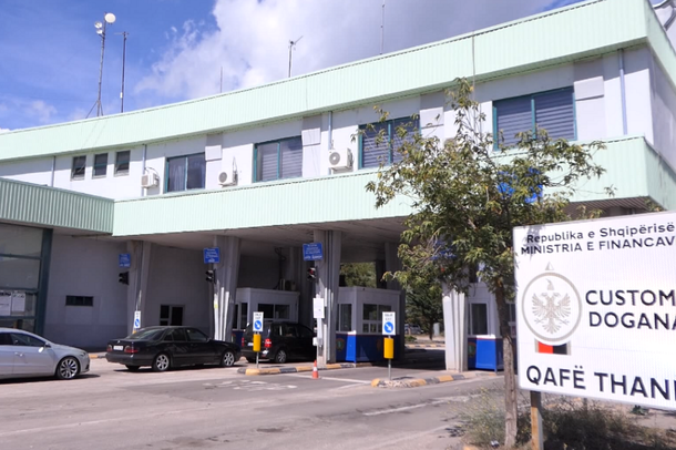 I DËNUAR ME BURG/ Ekstradohet 34-vjeçari i shpallur në kërkim ndërkombëtar (EMRI)