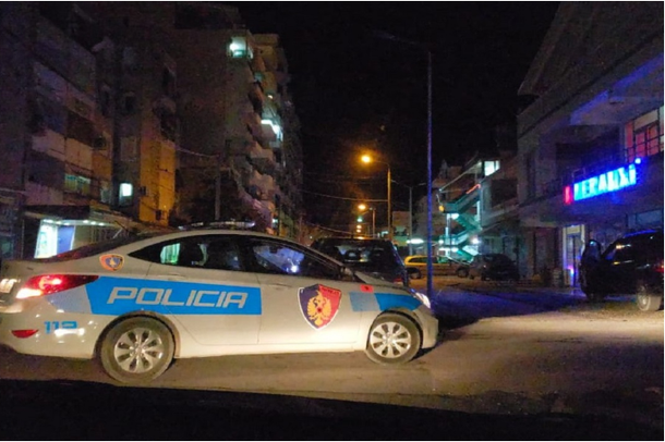 NDODH EDHE KJO! Plas grushti në Gramsh për një vend parkimi, përfshihen 5 persona