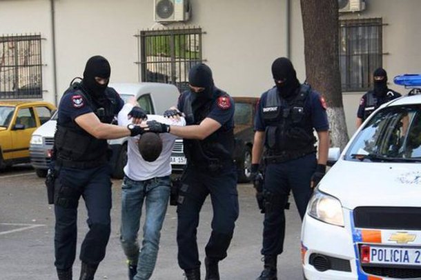 NË KËRKIM PREJ MUAJSH/ 32-vjeçari në Tiranë nuk i bindet urdhrit të Policisë për të ndaluar, “fundoset” nga…(EMRI)