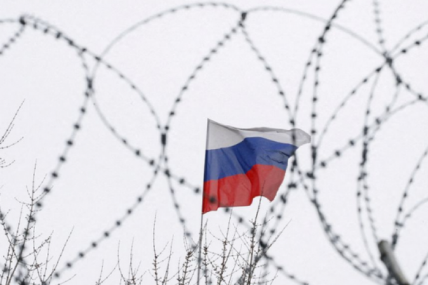 ÇFARË PO NDODH? Protestuesit sulmojnë ambasadën franceze, valëvisin flamuj rusë: Rroftë Putin…