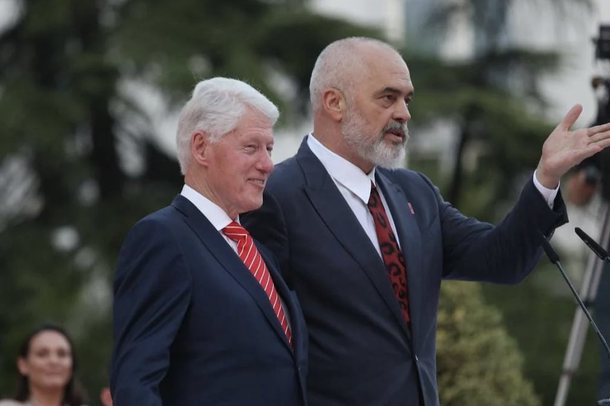MOMENTI QË NUK U PA/ Për pak sa nuk u rrëzuan, Clinton dhe Rama pengohen tek shkallët (VIDEO)