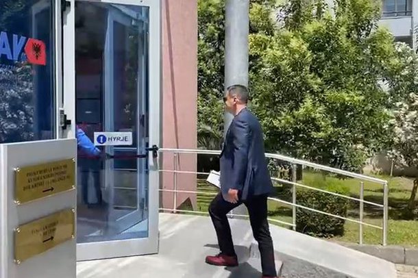 KORRUPSION, PASTRIM PARASH DHE FSHEHJE PASURIE/ Si nisi hetimi ndaj Arben Ahmetajt?