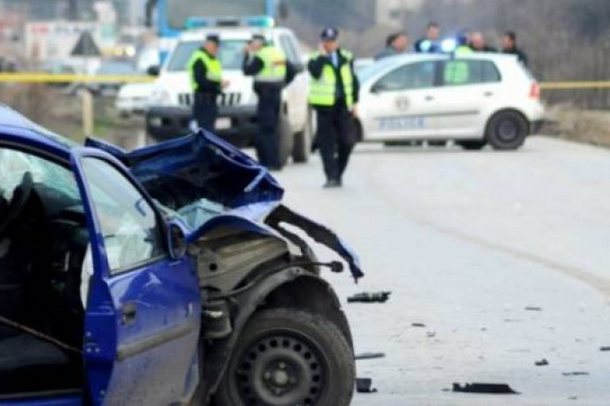 AKSIDENT I RËNDË NË KOSOVË/ Makina përplaset me kamionin, 1 viktimë dhe 3 të plagosur