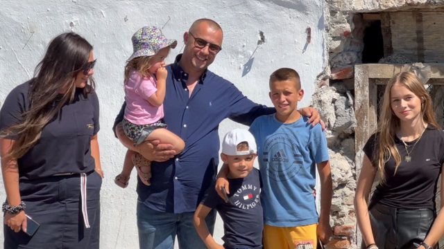 GJESTI I VEÇANTË/ U braktis nga nëna biologjike dhe u rrit nga familja rome, emigranti i rindërton shtëpinë