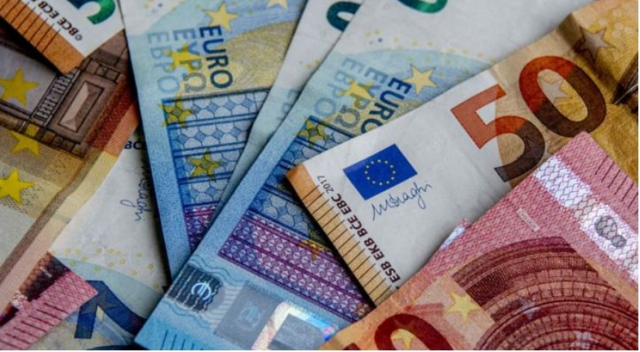 KËMBIMI VALUTOR PËR SOT/ Me sa shiten e blihen euro dhe dollari?