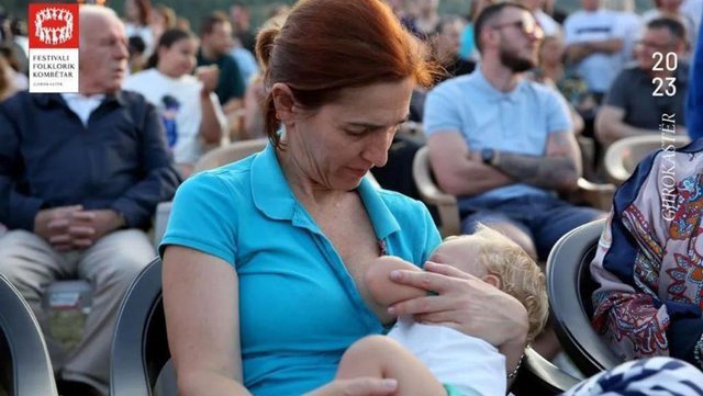 FOTOLAJM/ Drejtoresha ushqen me gji djalin gjatë netëve të Festivalit të Gjirokastrës