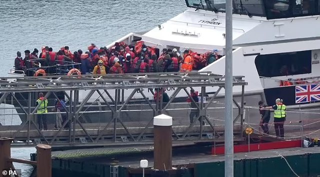 LAJM I MIRË PËR SHQIPTARËT/ Emigrantët që kanë mbërritur në Britani me gomone përfitojnë amnisti, nuk do dëbohen