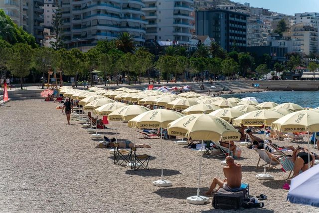 “BRAVO OLTI”/ Rama: Çadra dhe shezllone pa pagesë për pushuesit në plazhet publike të Sarandës