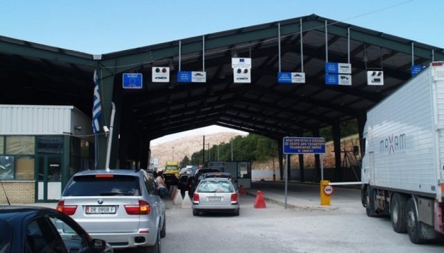 KAMION ME MALLRA KONTRABANDË NGA KAPSHTICA/ Arrestohet doganieri dhe shoferi