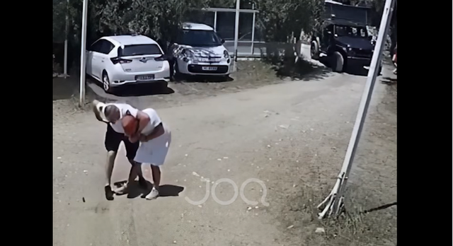 SHERR PËR FLETËPALOSJET NË LLAMAN/ Dalin pamjet e agresorëve me shkopa bejsbolli
