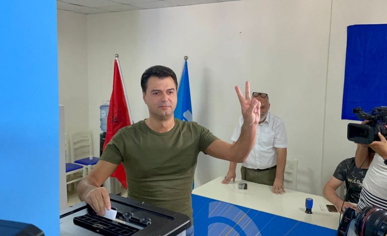 FOTOLAJM/ Zgjedhjet në PD, voton ish kryedemokrati Lulzim Basha