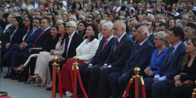FOTOLAJM/ Pritja përballë kryeministrisë, i shoqëruar nga Rama, Clinton qëndron mes Meidanit, Moisiut e Topit