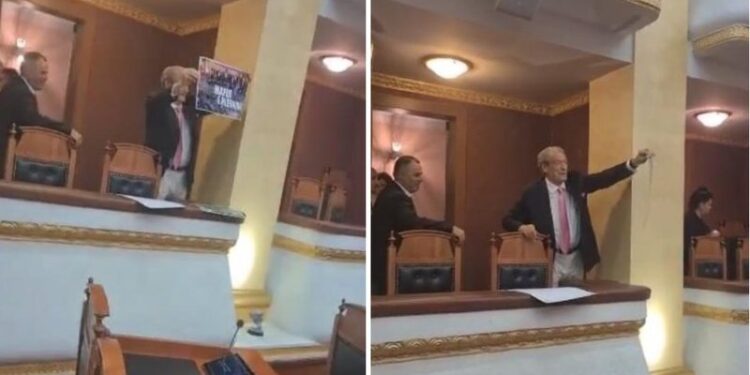 VIDEOLAJM/ Berisha hipën në llozhë dhe ndërpret mbledhjen e Grupit Parlamentar të PS