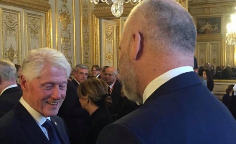 AXHENDA/ Presidenti i 42-të i SHBA-ve Bill Klinton mbërrin sot në Tiranë! Do pritet me ceremoni nga Rama