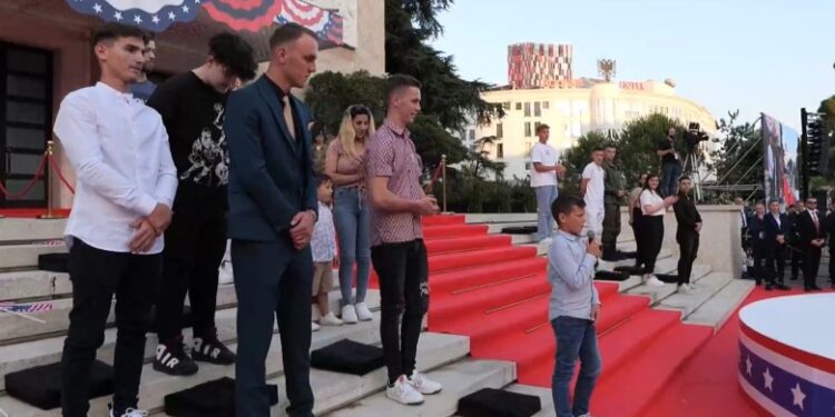 “FALEMINDERIT BILL”/ Klintonët junior e vajzat Hillary vijnë nga Kosova në Tiranë për të surprizuar Presidentin amerikan