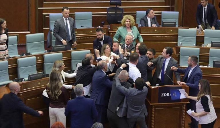 TENSIONET NË KUVENDIN E KOSOVËS/ Analiza e REL: Polarizimi i partive politike rrezikon të përçajë shoqërinë