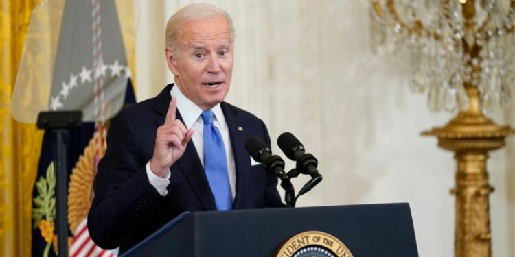 BOMBAT THËRRMUESE/ Biden mbron vendimin: Ishte i vështirë por Ukraina ka nevojë për municione