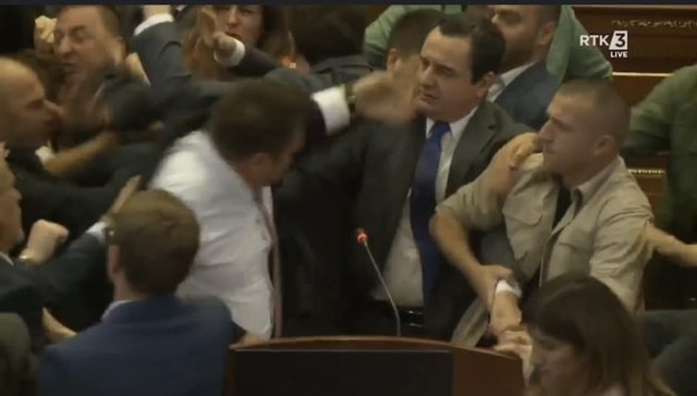 U GODIT ME SHISHE UJI DHE ÇADRA/ Flet Albin Kurti: Nuk frikësohem nga këto sulme