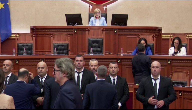 ISHTE PARASHIKUAR TË HËNËN/ PS pranon kërkesën e PD! Nesër seancë e posaçme për Arben Ahmetajn në orën 10:00