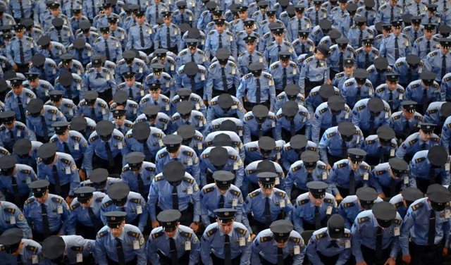 “TË VETËDIJSHËM PËR RREZIKUN…”/ Policët e rinj serbë nisin punën në veri të Kosovës