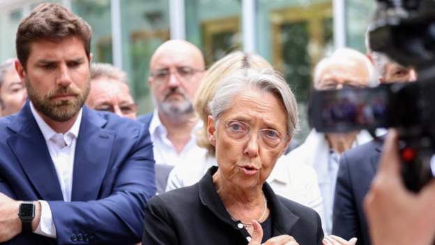 PROTESTUESIT SULMUAN SHTËPINË E NJË KRYEBASHKIAKU/ Kryeministrja franceze: Autorët të ndëshkohen me ashpërsinë më të madhe