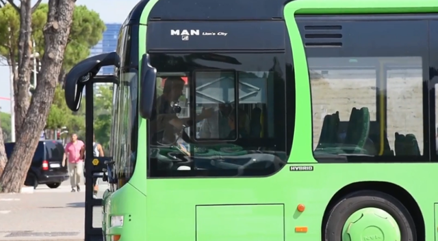 U PËRPLAS NË URBANIN E UNAZËS/ Arrestohet shoferi i motorit, pa patentë dhe në…